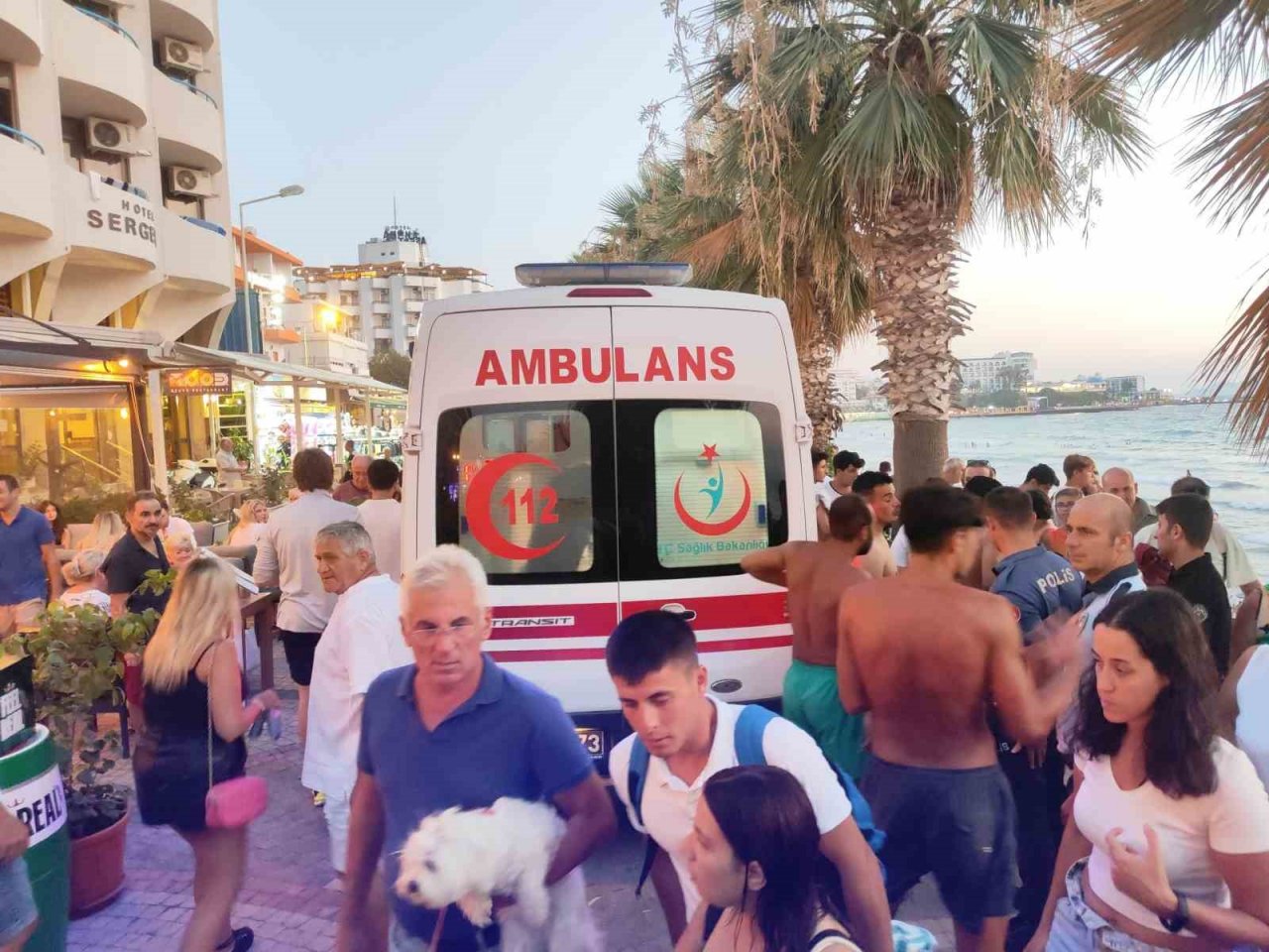 Kuşadası’nda boğulma tehlikesi geçiren bir kişi kurtarıldı