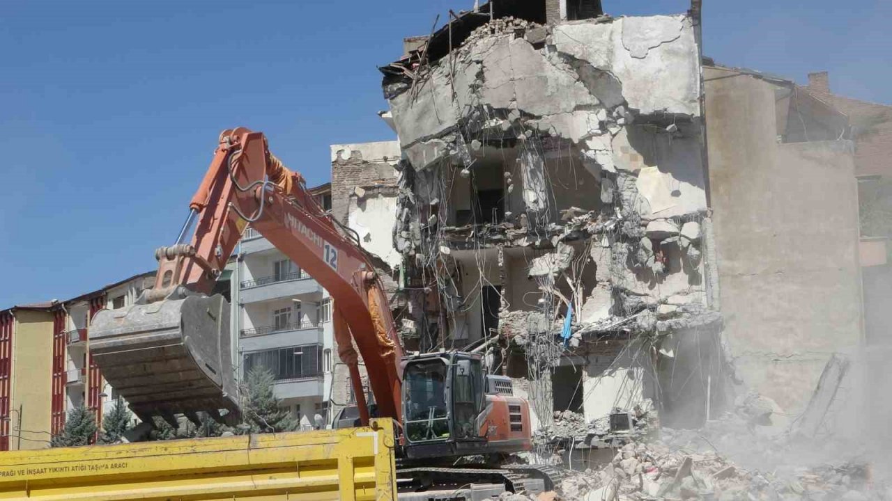 1 günde üç depremle sarsılan Malatya’da ağır hasarlı binaların yıkımlarına hız verildi