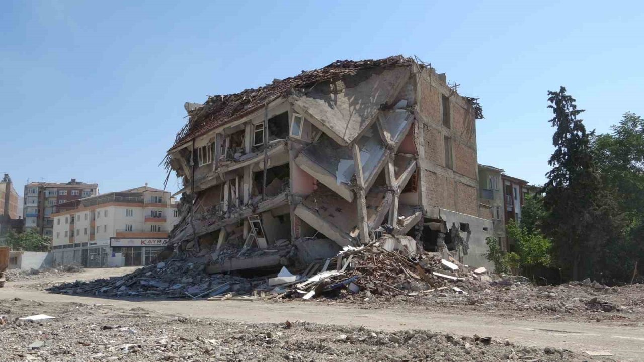 1 günde üç depremle sarsılan Malatya’da ağır hasarlı binaların yıkımlarına hız verildi