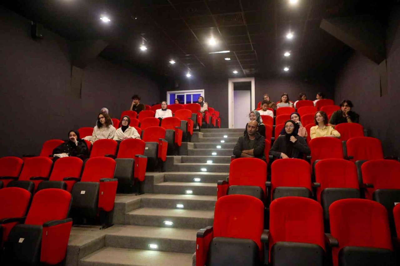 Genç Atölye’de dizi ve filmlerin algı üretimi konuşuldu