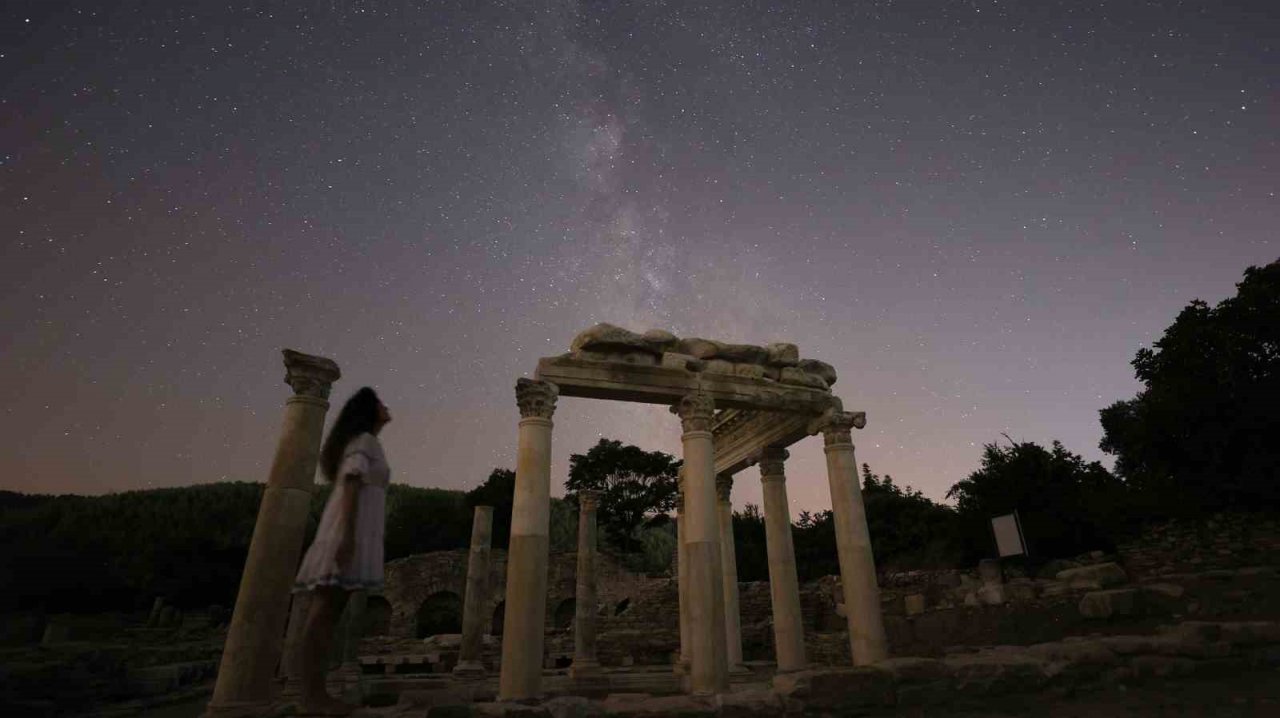 3 bin yıllık Stratonikeia antik kentinde meteor yağmuru şöleni böyle görüntülendi