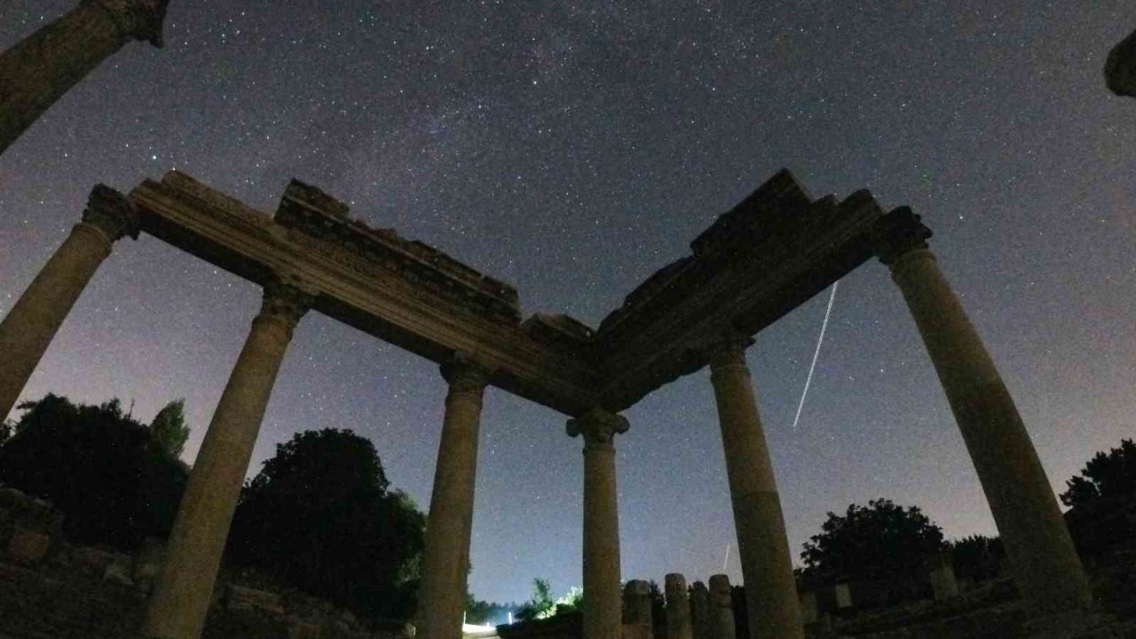 3 bin yıllık Stratonikeia antik kentinde meteor yağmuru şöleni böyle görüntülendi
