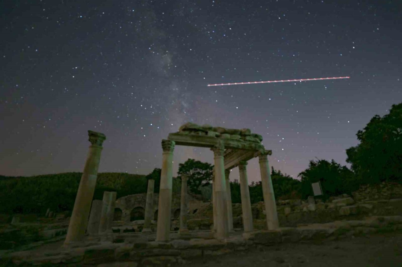 3 bin yıllık Stratonikeia antik kentinde meteor yağmuru şöleni böyle görüntülendi
