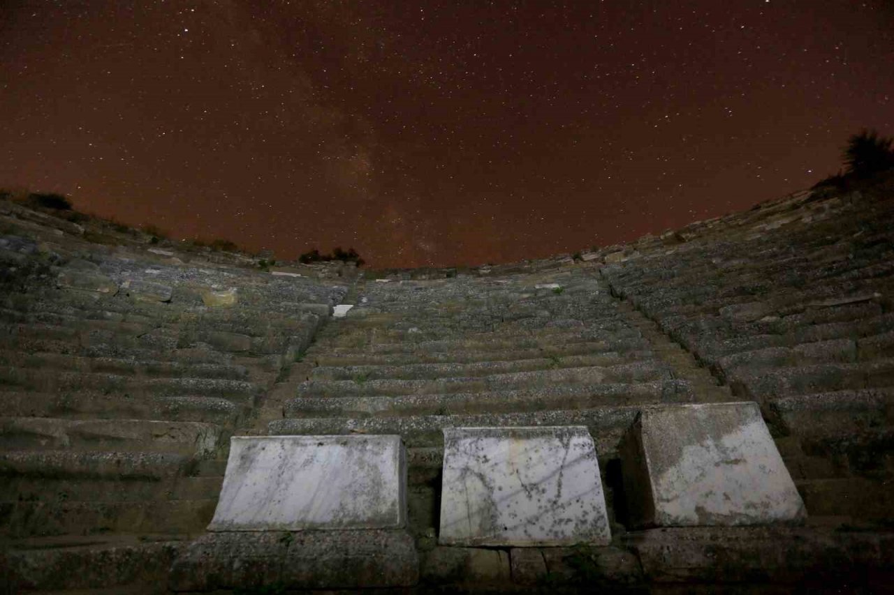 3 bin yıllık Stratonikeia antik kentinde meteor yağmuru şöleni böyle görüntülendi
