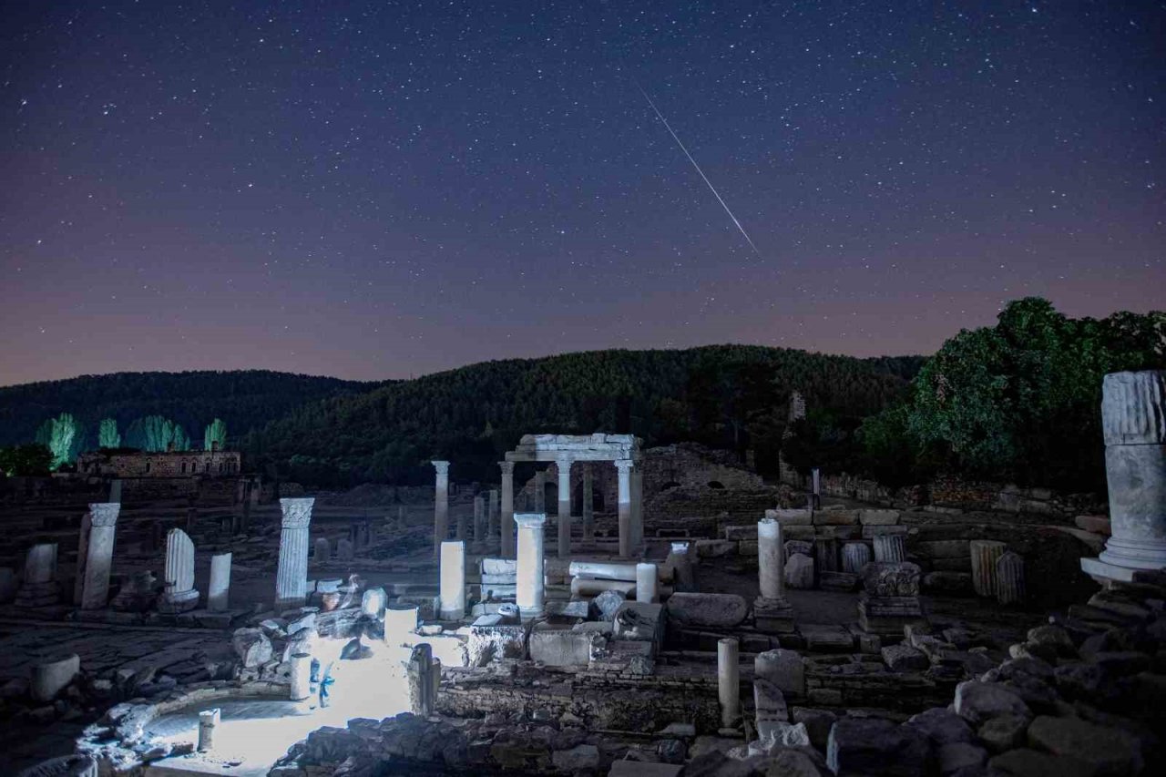 3 bin yıllık Stratonikeia antik kentinde meteor yağmuru şöleni böyle görüntülendi