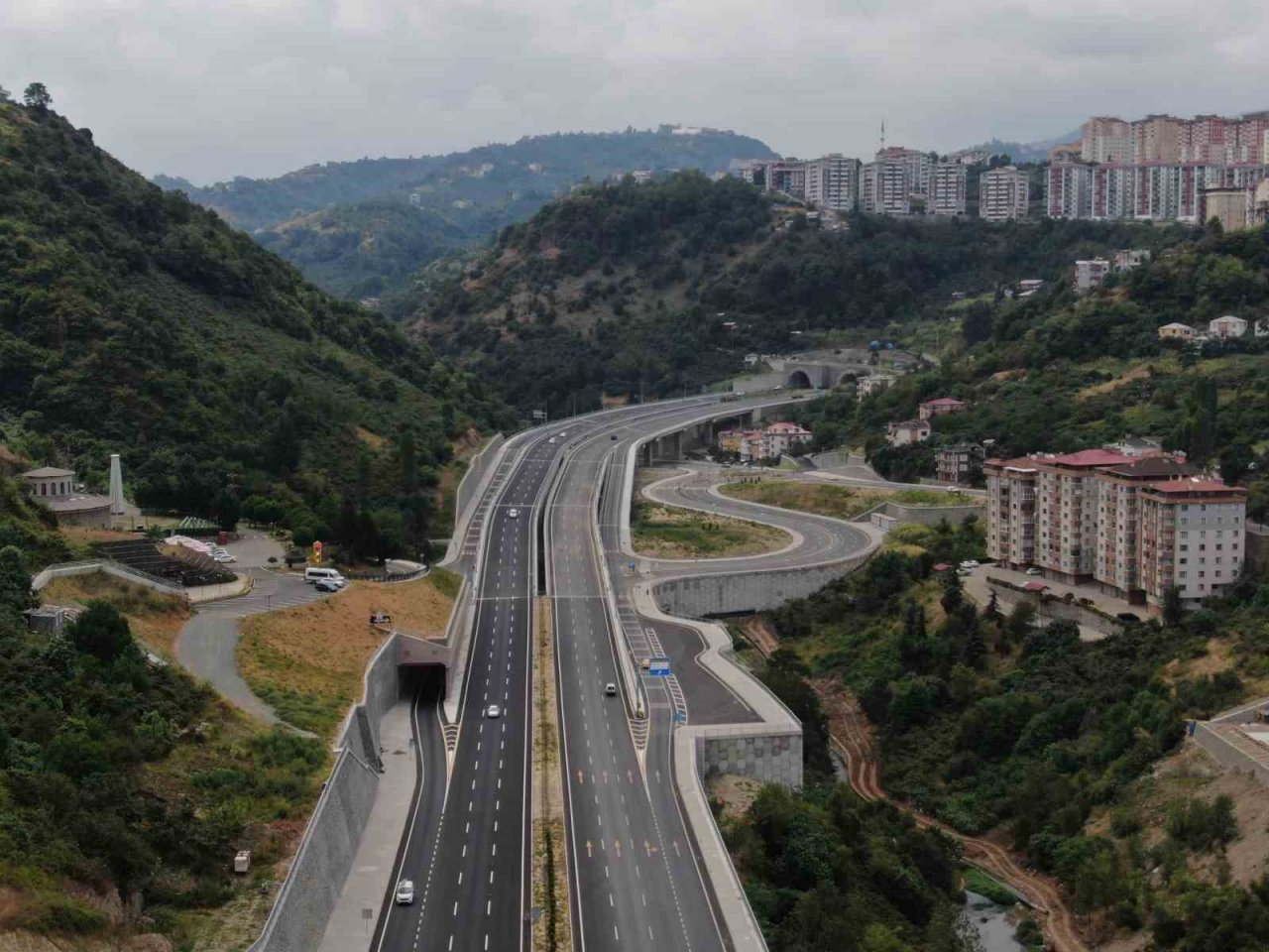 Türkiye’nin en maliyetli şehir içi yollarından Kanuni Bulvarı son şeklini almaya başladı