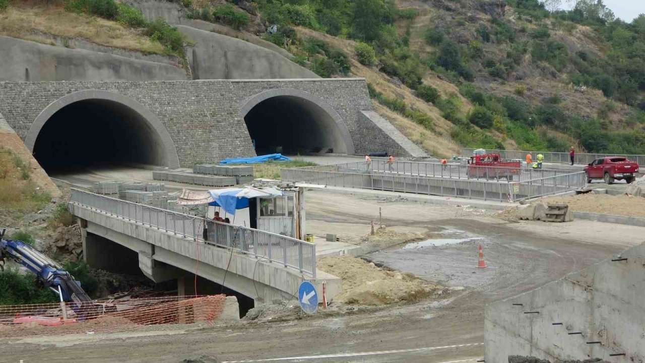 Türkiye’nin en maliyetli şehir içi yollarından Kanuni Bulvarı son şeklini almaya başladı