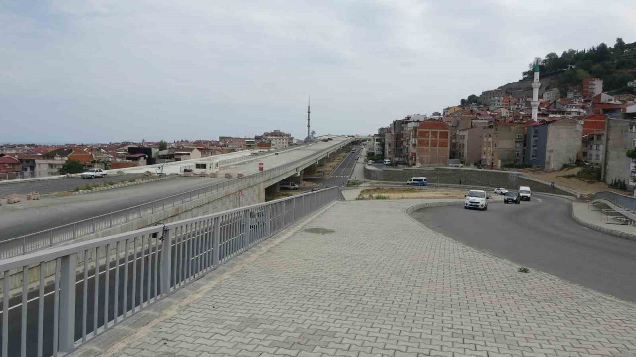 Türkiye’nin en maliyetli şehir içi yollarından Kanuni Bulvarı son şeklini almaya başladı