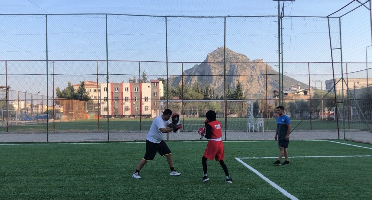 Kozanlı şampiyon boksör Azra Nur Çetin Avrupa yolcusu