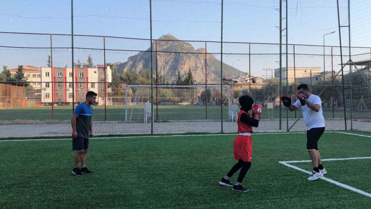 Kozanlı şampiyon boksör Azra Nur Çetin Avrupa yolcusu