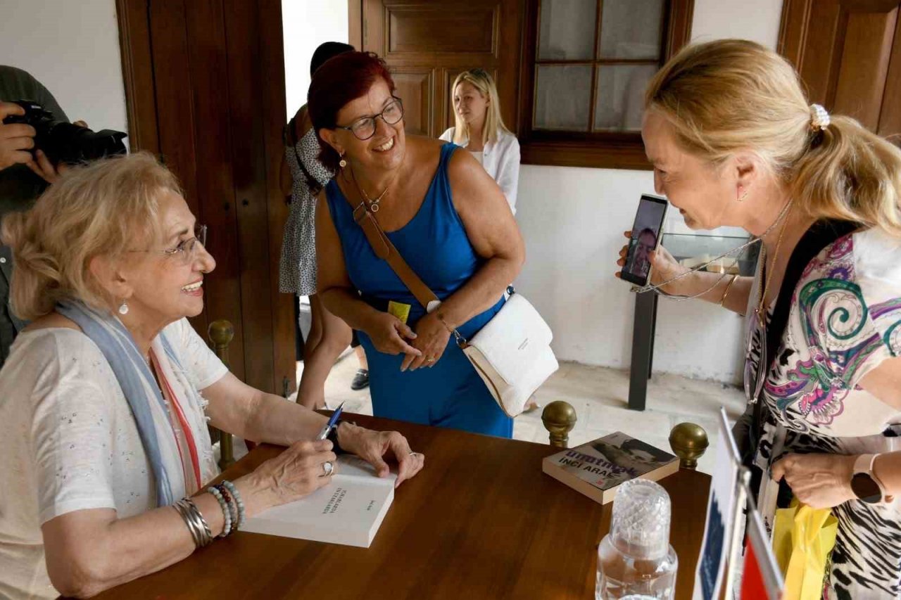 Usta yazar Aral okurlarıyla buluştu