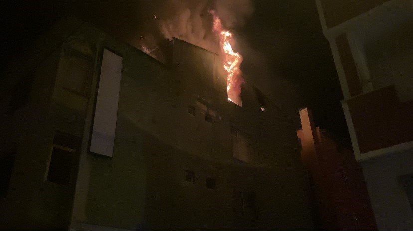 Yangında alevler geceyi aydınlattı: 3 yaralı