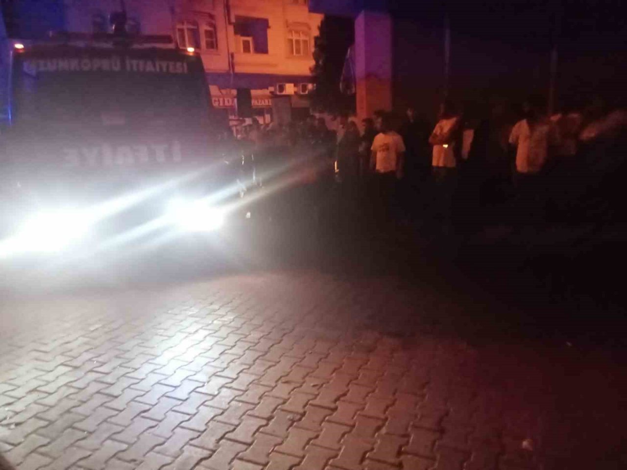 Yangında alevler geceyi aydınlattı: 3 yaralı