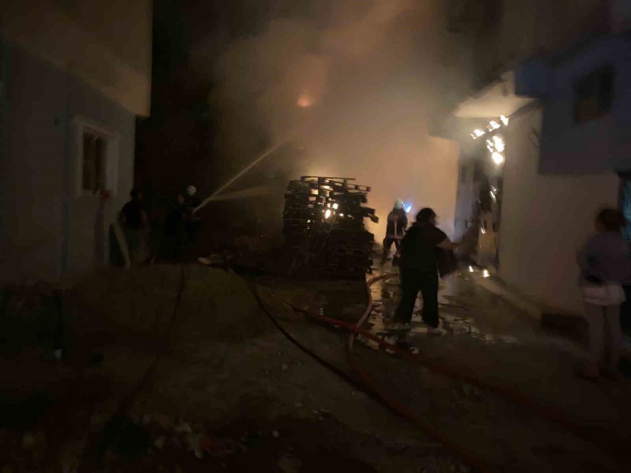 Yangında alevler geceyi aydınlattı: 3 yaralı