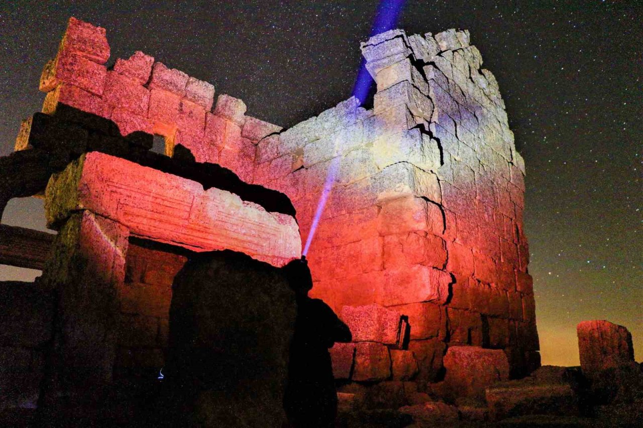 Gökyüzü tutkunları 7 bin yıllık Zerzevan Kalesi’nde buluştu