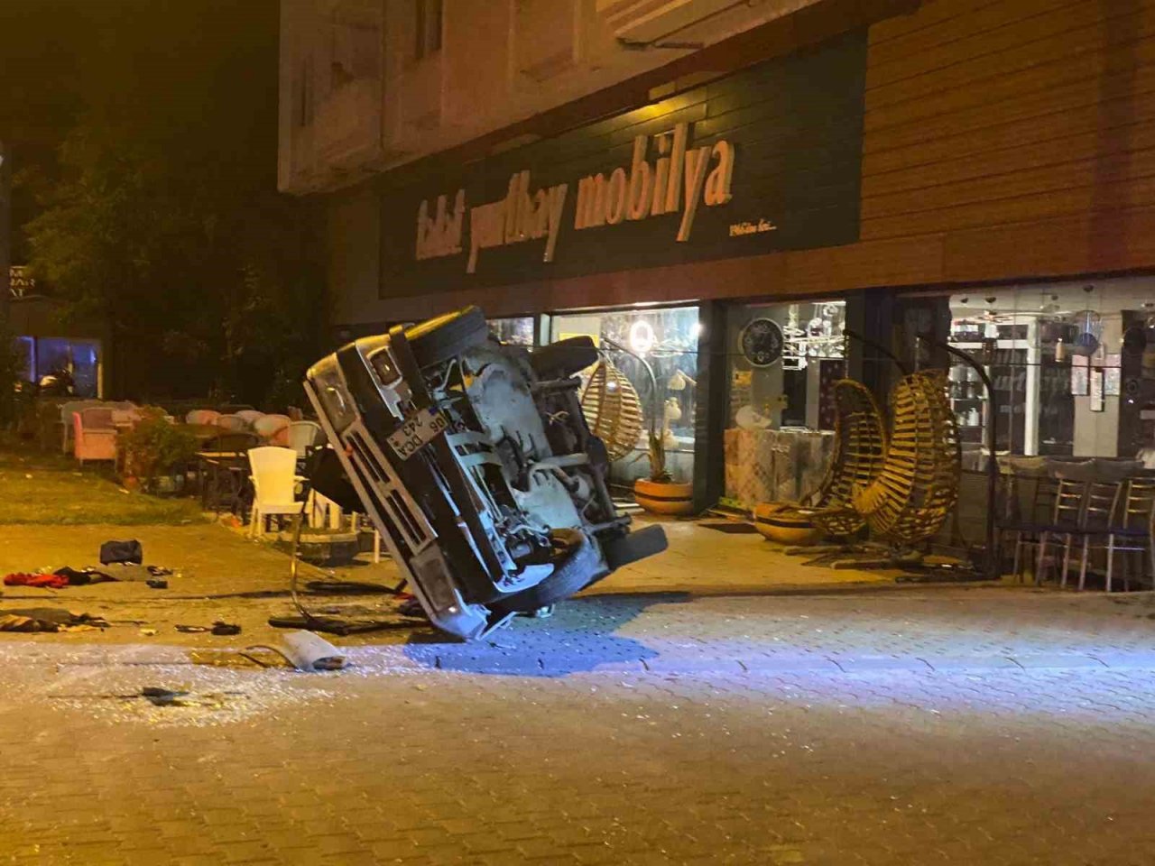 Alkollü sürücü karşı şeride geçerek takla attı: 2 yaralı