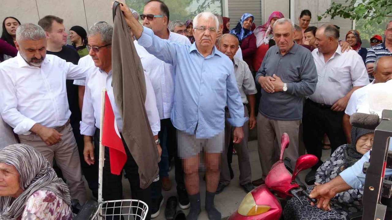 Banka şubesinin kapanacağını öğrenen çiftçilerden oturma eylemi