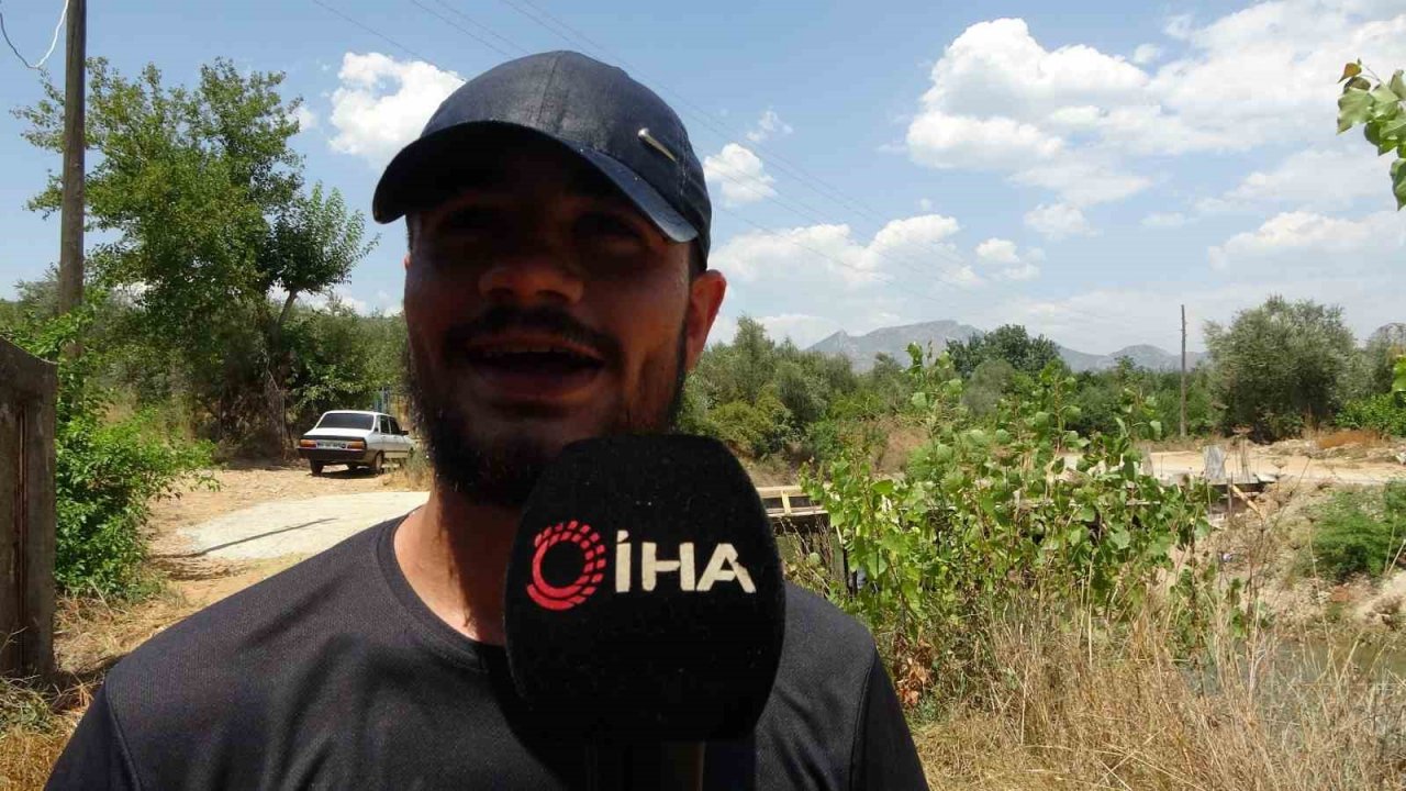 Sıcak bunaltınca yüzmesi yasak olan kanalda serinlediler