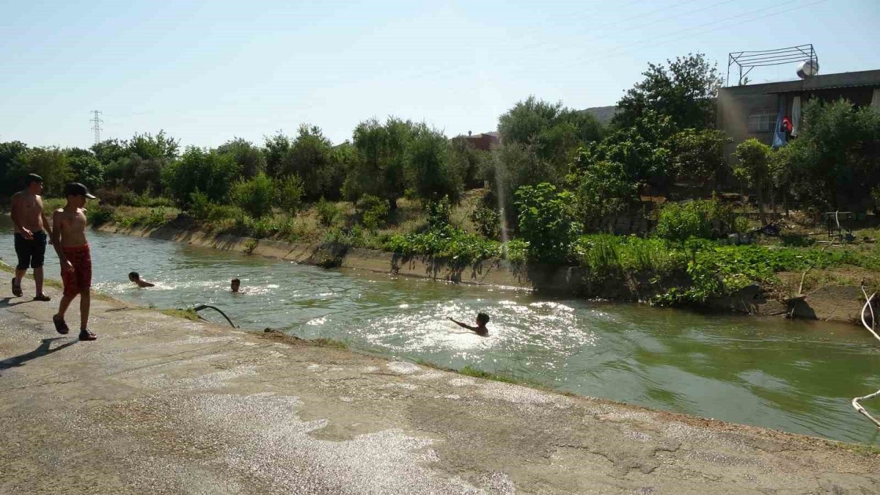 Sıcak bunaltınca yüzmesi yasak olan kanalda serinlediler