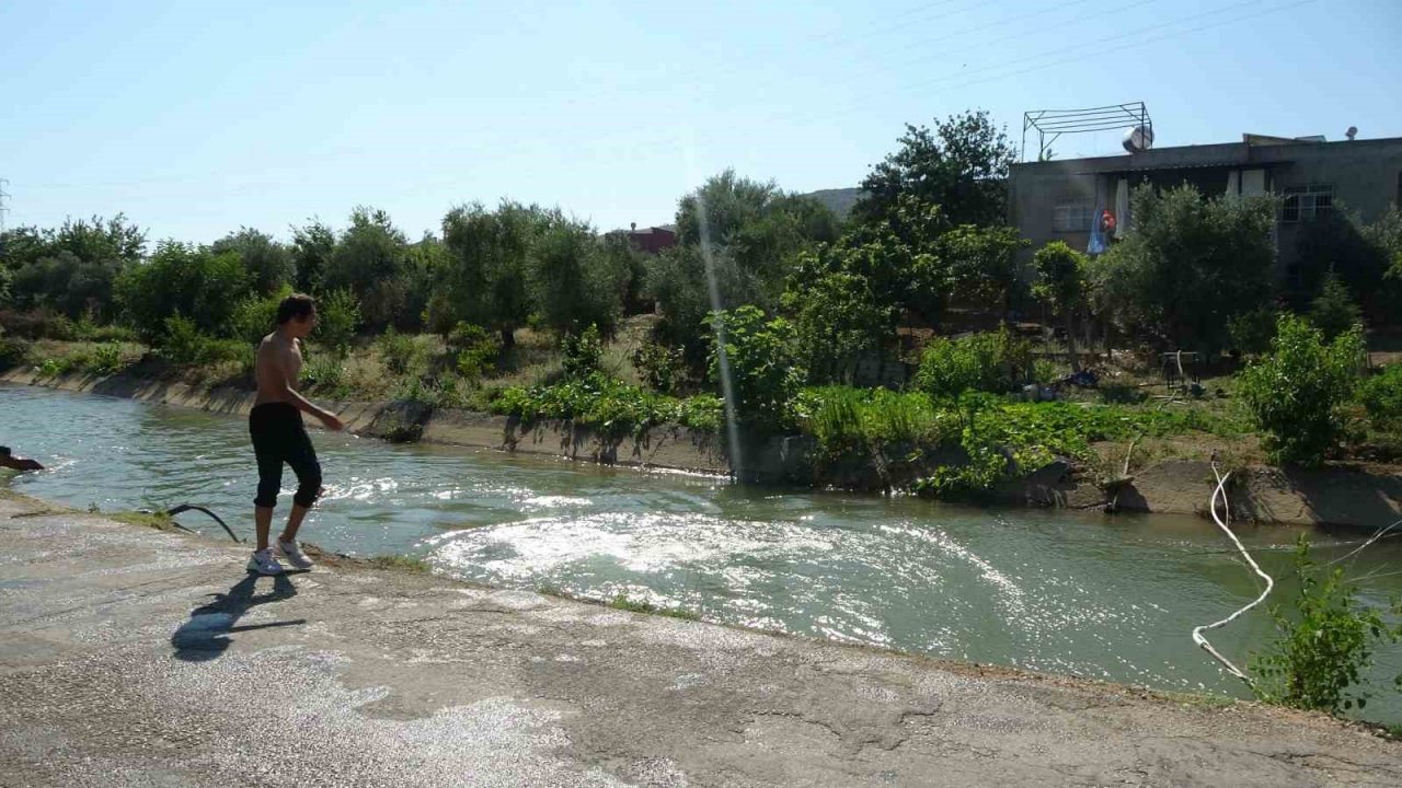 Sıcak bunaltınca yüzmesi yasak olan kanalda serinlediler