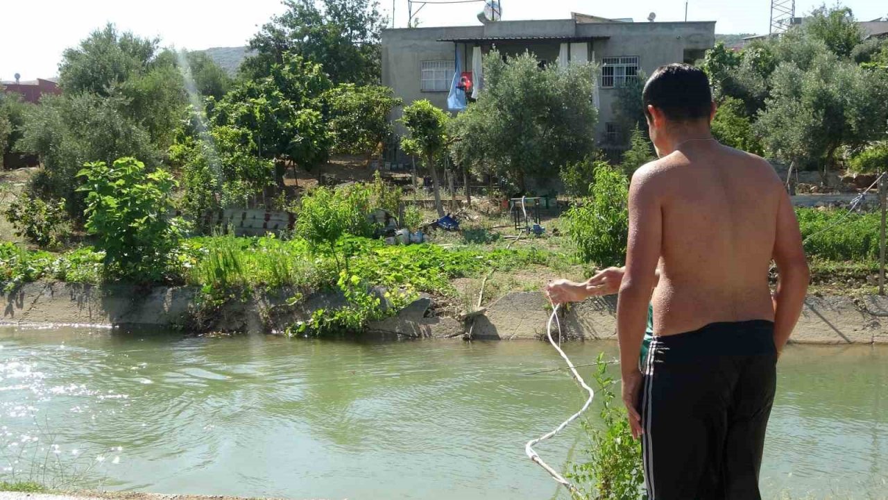 Sıcak bunaltınca yüzmesi yasak olan kanalda serinlediler