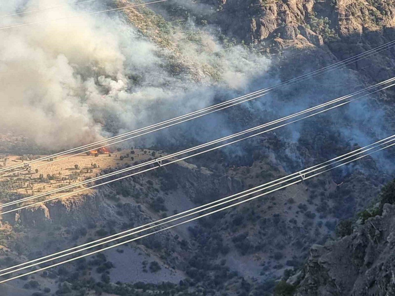 Kontrol altına alınan yangına helikopterler ile müdahale ediliyor