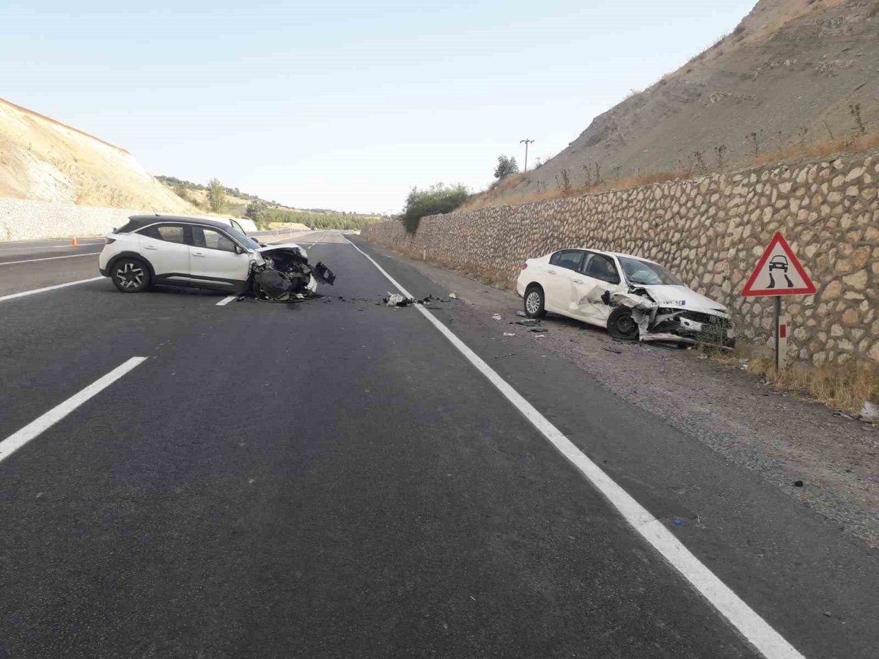 İki otomobil çarpıştı: 6 yaralı