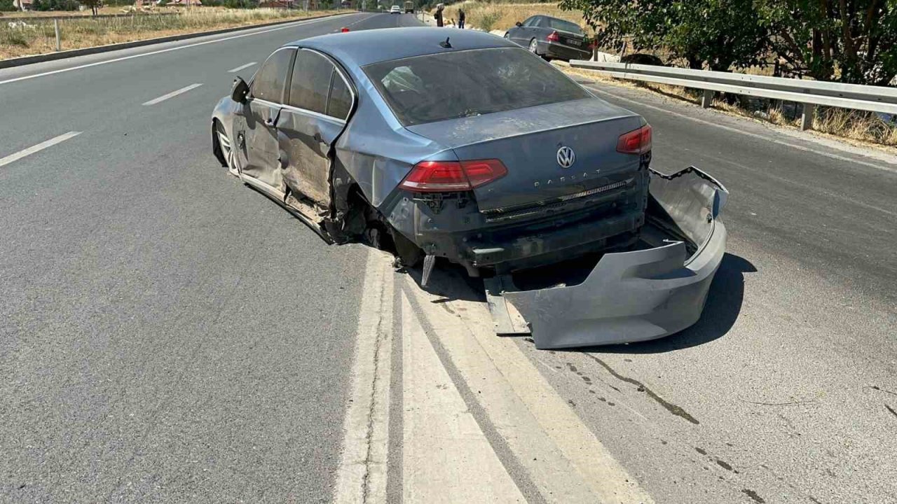 Çarpışan otomobillerden birisinin tekerleği koptu, 2 çocuk yaralandı