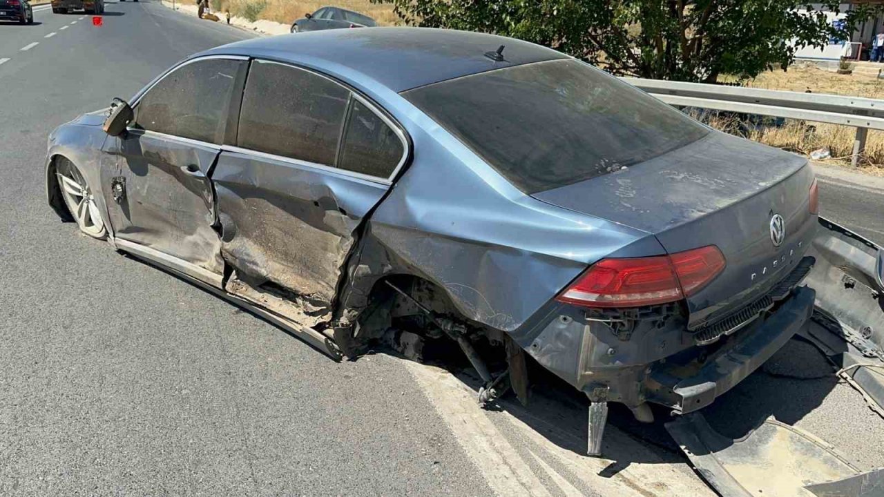 Çarpışan otomobillerden birisinin tekerleği koptu, 2 çocuk yaralandı