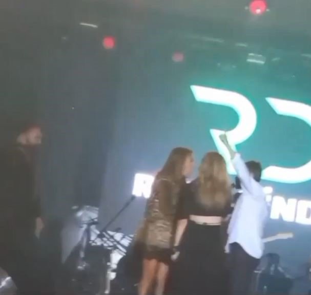 Resul Dindar ve Demet Akalın arasında sahnede gergin anlar: “Sen beni tanımamışsın”