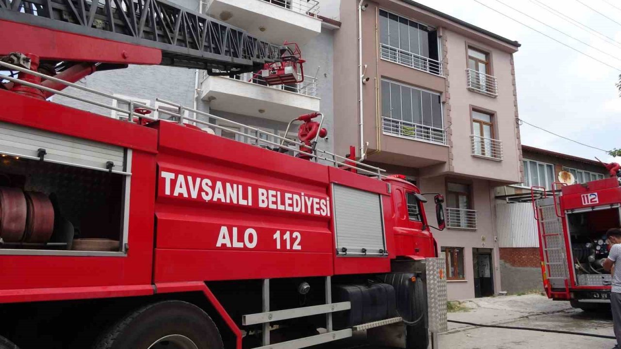 Tavşanlı’da 3 katlı evde yangın