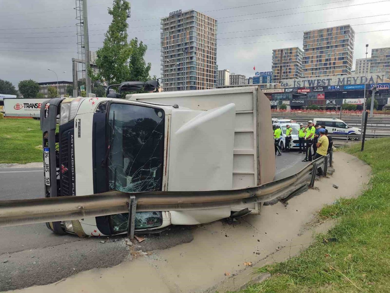 Bahçelievler’de virajı alamayan kamyonet yan yattı: Kaza sonrası sürücü kaçtı