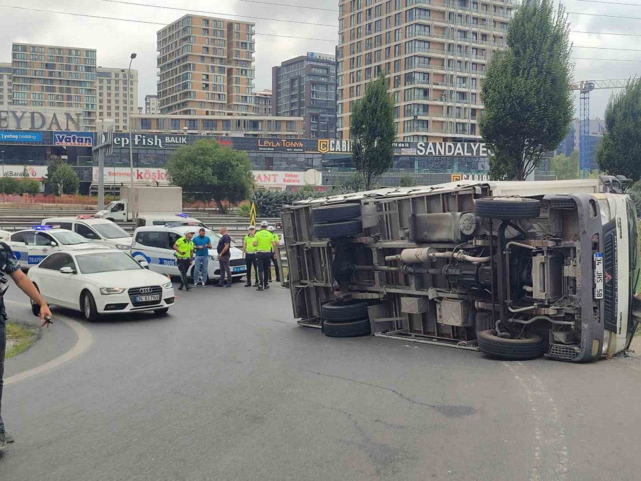 Bahçelievler’de virajı alamayan kamyonet yan yattı: Kaza sonrası sürücü kaçtı