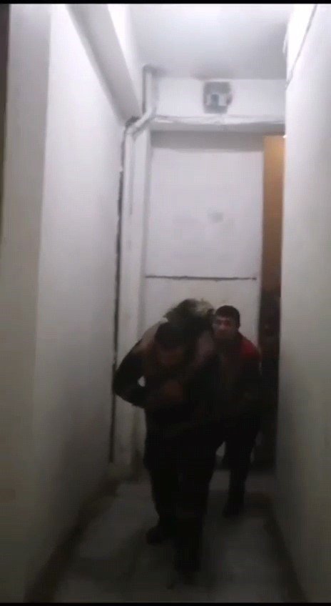 Baygın kadını alevlerin arasından böyle kurtardılar