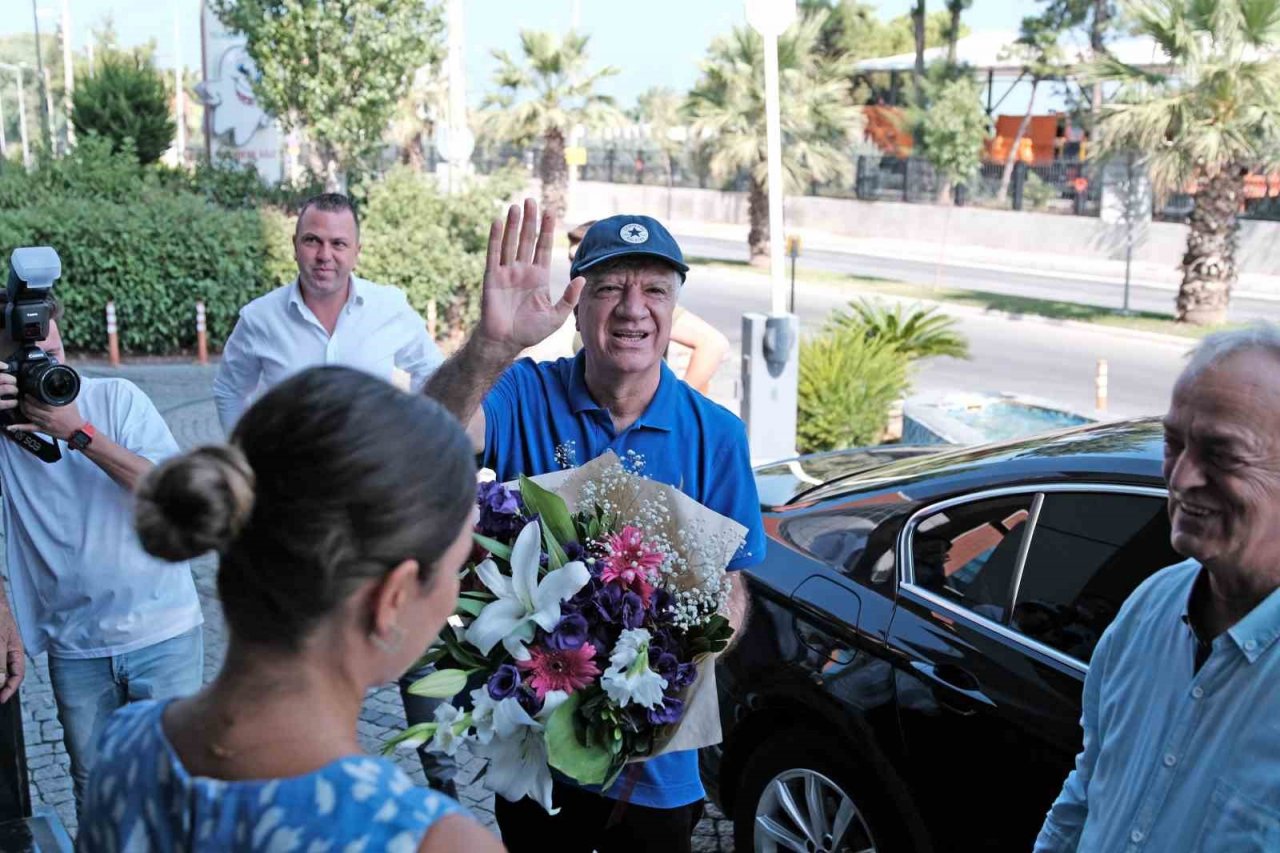 Başkan Engin, görevine alkışlarla döndü