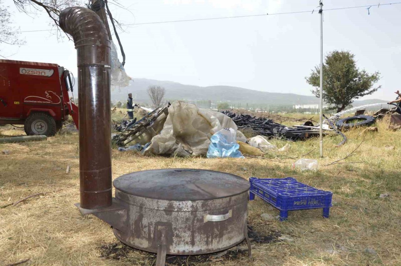 Burdur’da ekmek sobasından sıçrayan kıvılcımlar yangın çıkardı