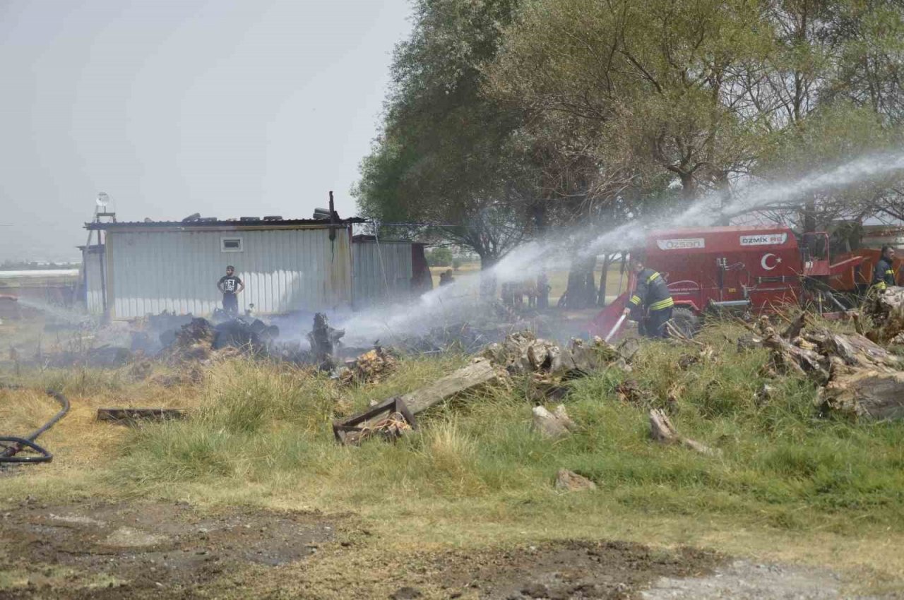 Burdur’da ekmek sobasından sıçrayan kıvılcımlar yangın çıkardı