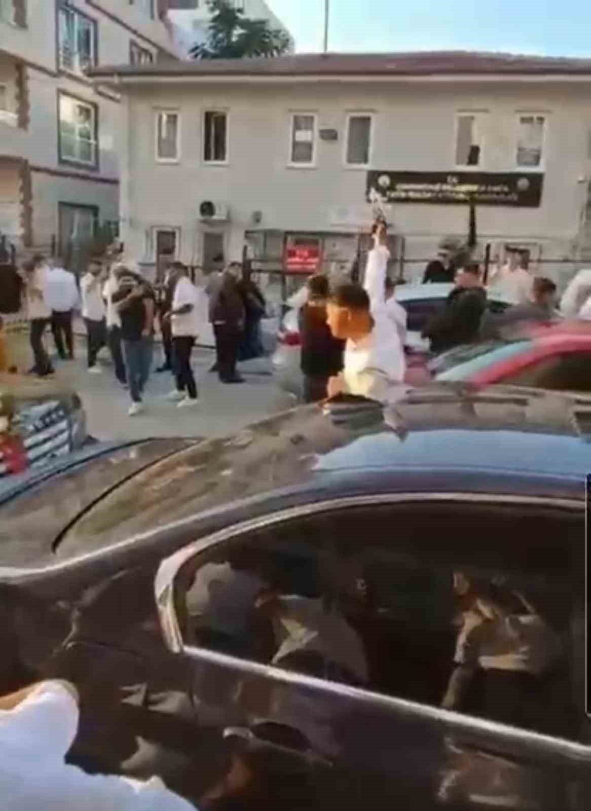 Savaş değil düğün... Sokak arasında tüfeklerle ateş açtılar