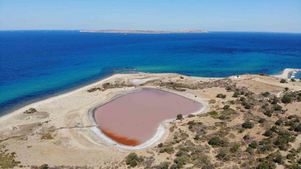 Çanakkale’de 2 bin yıllık antik liman, kalpli pembe göle dönüştü