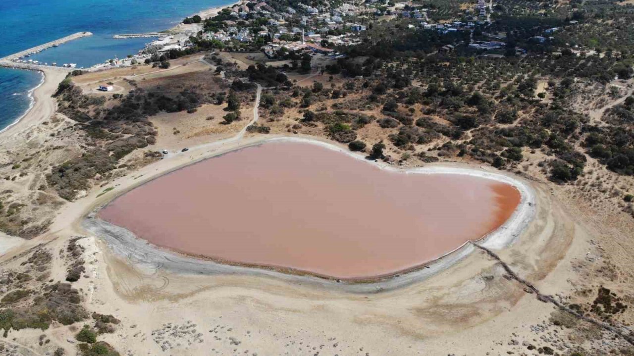 Çanakkale’de 2 bin yıllık antik liman, kalpli pembe göle dönüştü