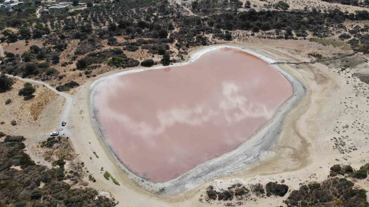 Çanakkale’de 2 bin yıllık antik liman, kalpli pembe göle dönüştü