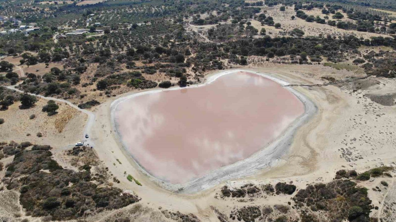 Çanakkale’de 2 bin yıllık antik liman, kalpli pembe göle dönüştü