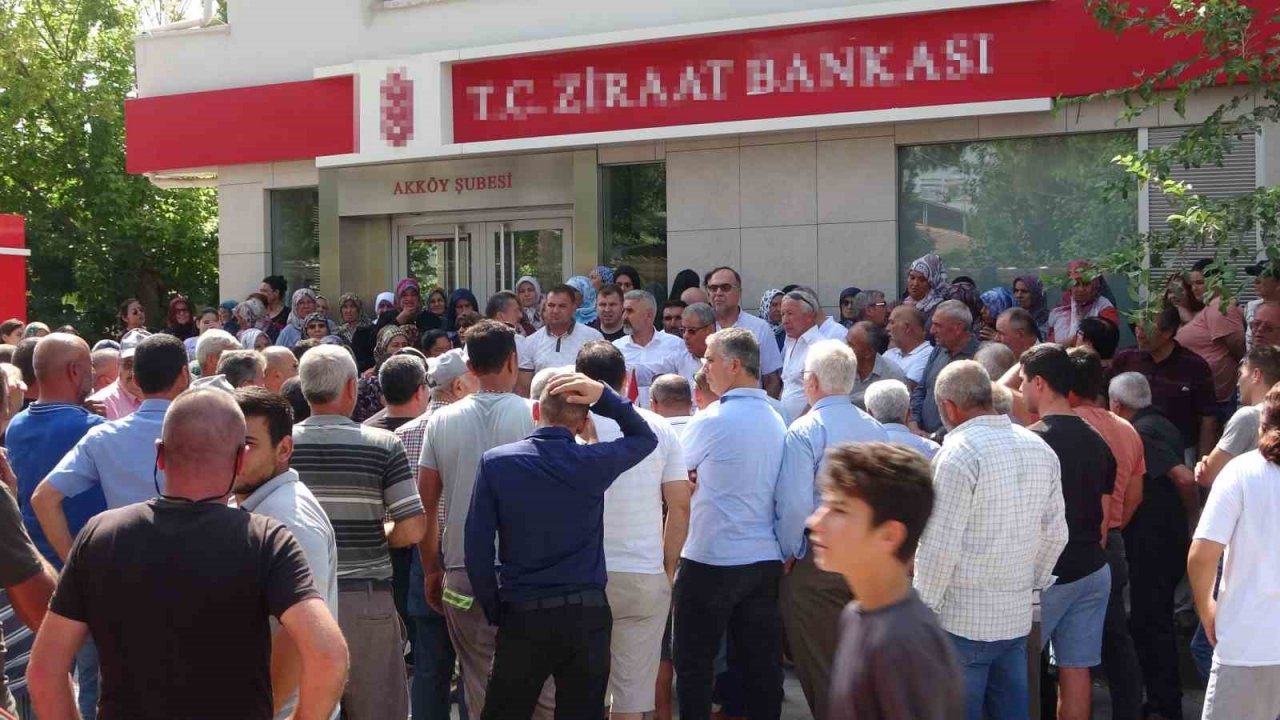 Banka şubesinin kapanacağını öğrenen çiftçilerden oturma eylemi