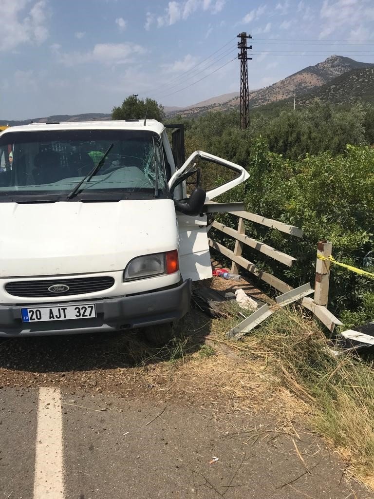 Köprüye çarpan kamyonetteki tarım işçilerini dereye düştü: 1 ölü, 3 yaralı