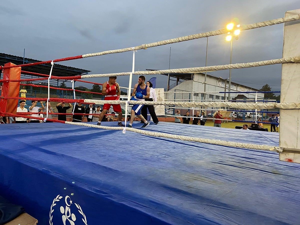 80 sporcu Düzce’de ringe çıktı