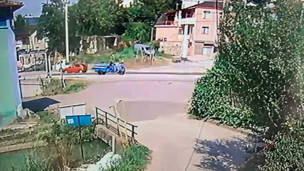 Motosikletle patpatın çarpıştığı kaza kamerada