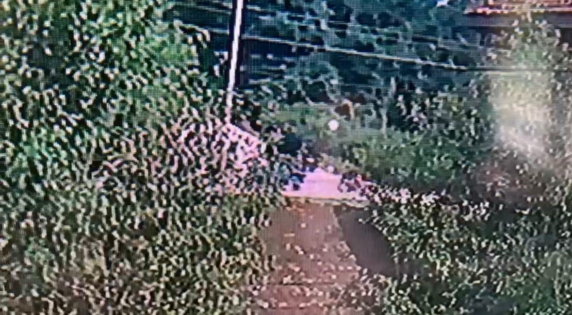 Motosikletle patpatın çarpıştığı kaza kamerada