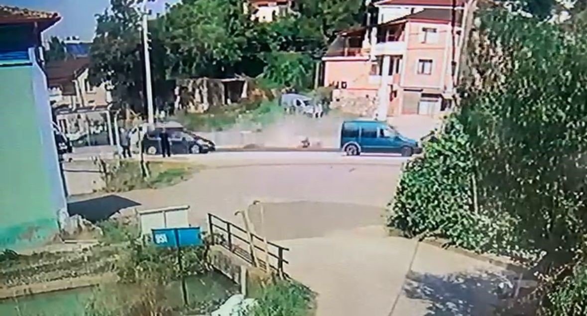 Motosikletle patpatın çarpıştığı kaza kamerada