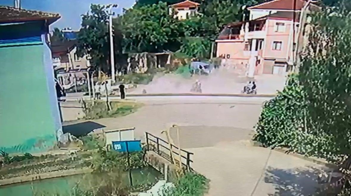 Motosikletle patpatın çarpıştığı kaza kamerada
