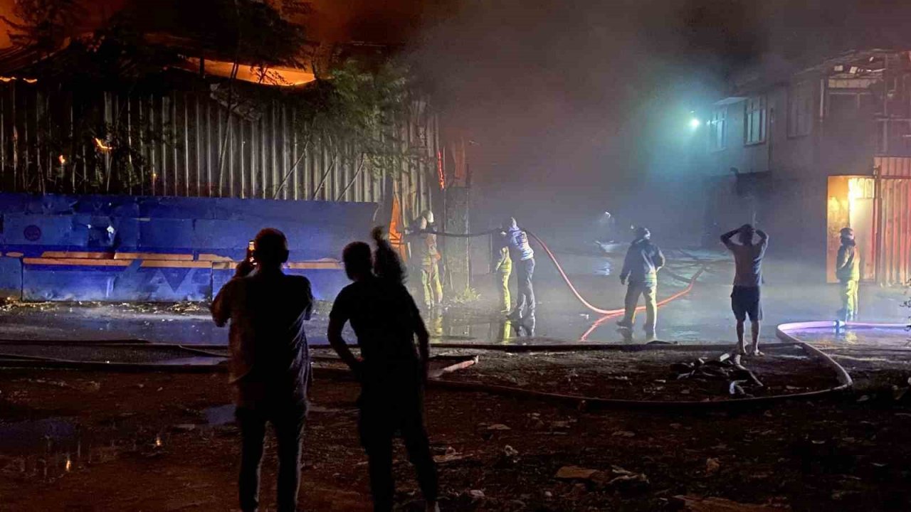 Sarıyer’de geri dönüşüm deposu alev alev yandı